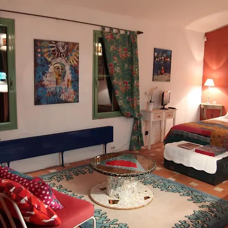 La Maison In&out Bed & Breakfast Aigues-Mortes
